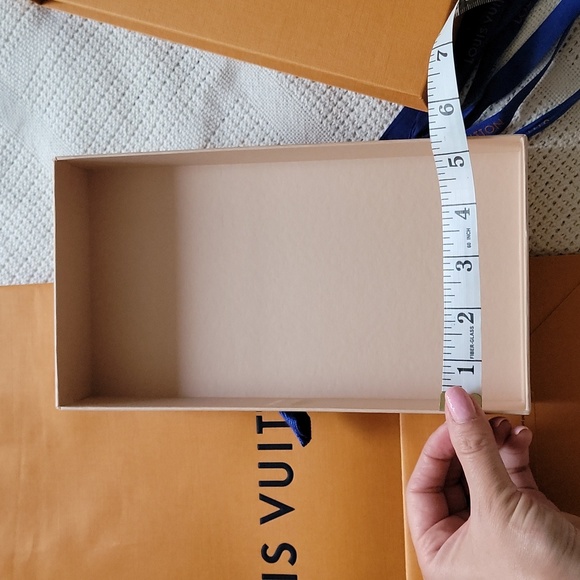 Louis Vuitton Box with ribbon and matching shopping bag - Picture 7 of 8